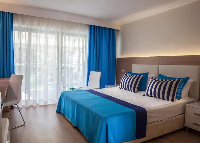 Aqi Pegasos World Hotel Side